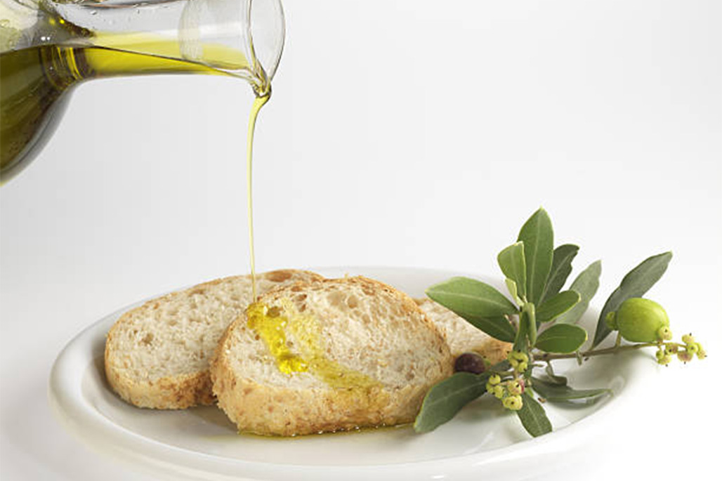 Desayuno con tosta con aceite de oliva virgen extra.